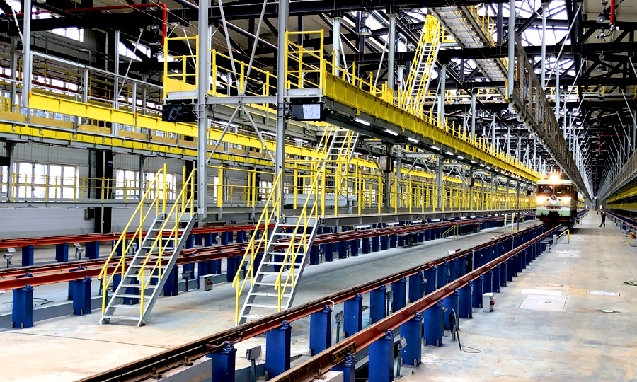 隨著近年來云南高鐵動車開行范圍、開行密度的逐步增加，特別是昆明至大理、麗江、昆明至玉溪、蒙自等動車的開行，昆明動車所原有規模和能力已難以滿足相關需求。2018年10月，中國鐵路昆明局集團開始對昆明動車所進行擴能改造，全面提升云南高鐵動車的運用、檢修和存車能力。圖為接觸網熱滑試驗。（李波 攝）