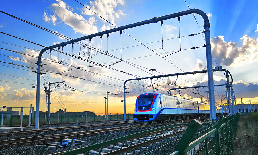 6月28日，隨著首發列車從烏魯木齊市百園路車輛段駛出，由中國鐵建參與設計建設的烏魯木齊軌道交通1號線全線開通試運營，該工程是新疆首條軌道交通線路。圖為新疆首條地鐵開通，地鐵從車輛段始發。