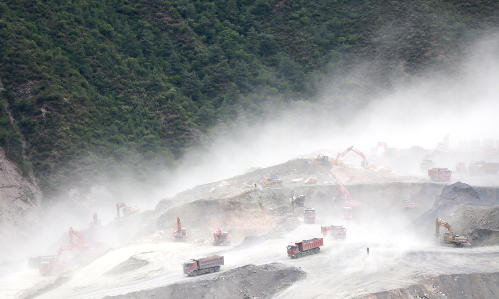 施工現場有時漫天風沙狂舞，灑水車灑水根本蓋不住沙塵。圖為6月12日拍攝的施工現場。（李明 攝）