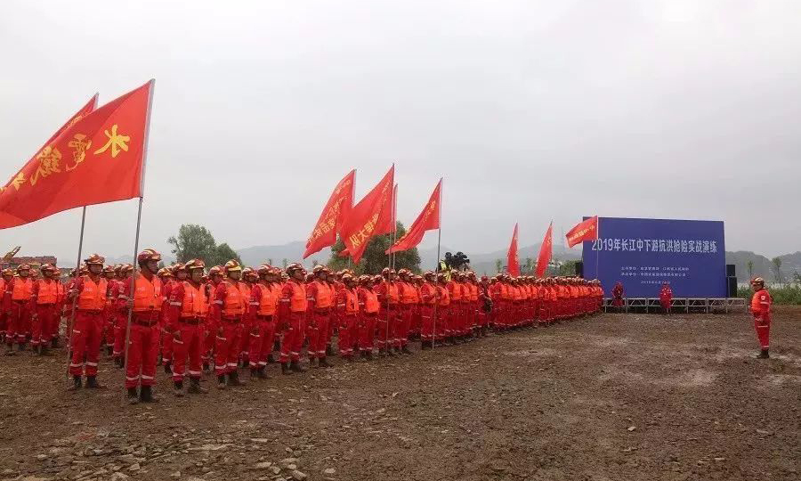 6月20日，由國家應急管理部、江西省人民政府主辦、中國安能承辦的“2019年長江中下游抗洪搶險實戰演練”在江西九江舉行。中國安能集團500余名搶險隊員攜各類專業搶險裝備，承擔了全部6個科目的實戰演練。圖為演練現場。