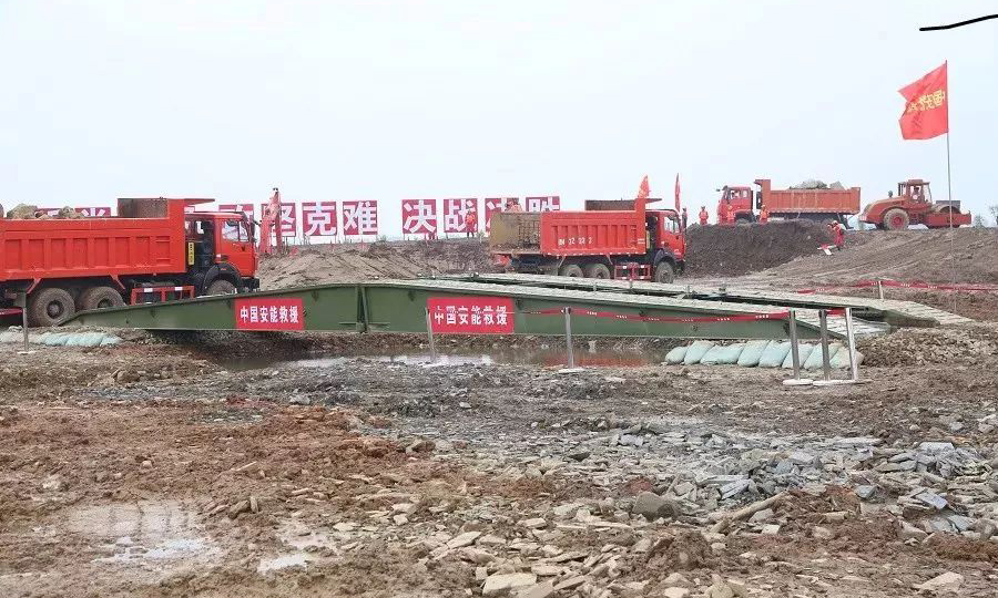 圖為損毀道路搶修。