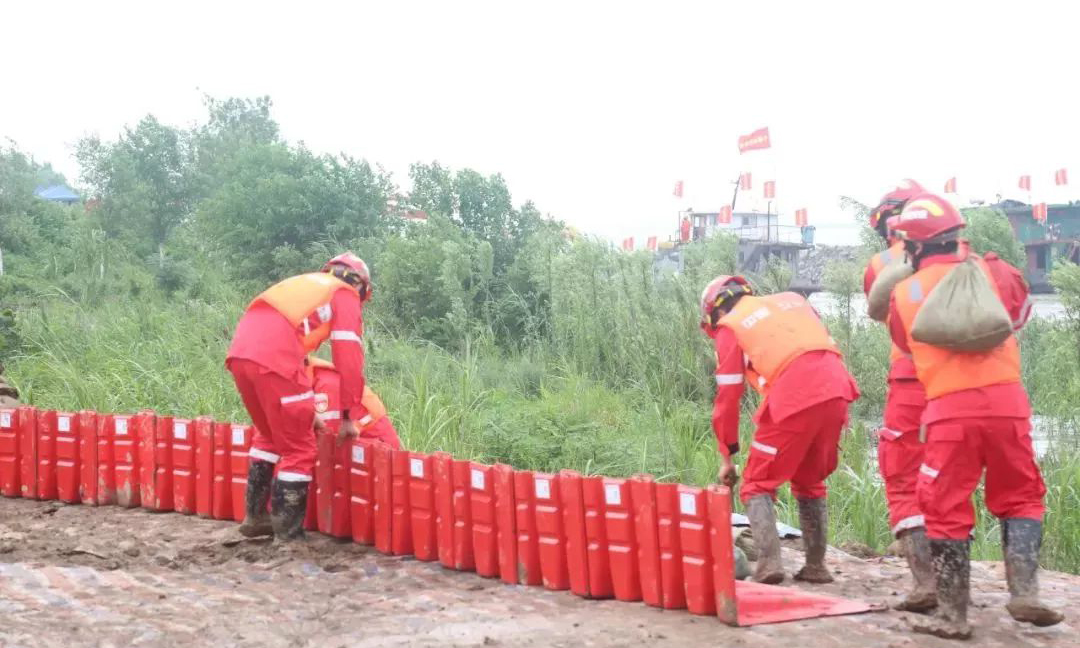 圖為搶險隊員搭設組合式防洪擋板。