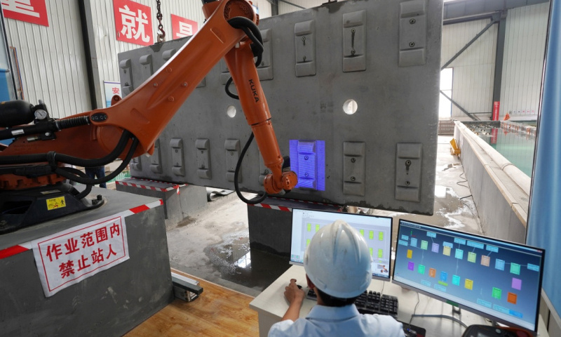 圖為6月17日，一名技術人員通過軌道板自動化檢測系統對高鐵CRTSⅢ型軌道板進行檢測。（新華社記者 鞠煥宗 攝）