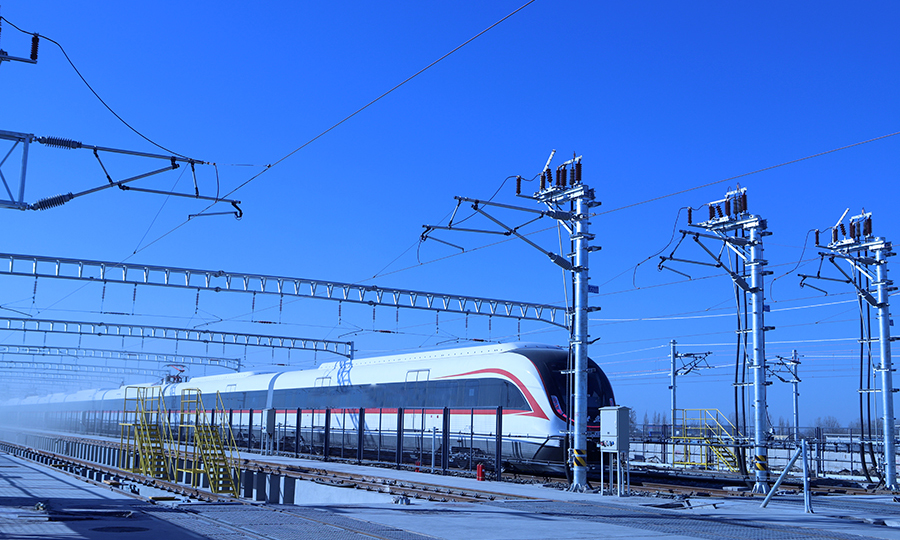 近日，在北京新機場線，經過反復測試，由中國鐵建所屬中鐵十四局電氣化公司承建的全線信號系統聯鎖開通。作為全線試運行前的最后一個關鍵工程節點，信號系統聯鎖開通后，為國內首條時速160公里、全自動無人駕駛地鐵運營打下堅實基礎。圖為列車“白鯨號”從停車場出發。