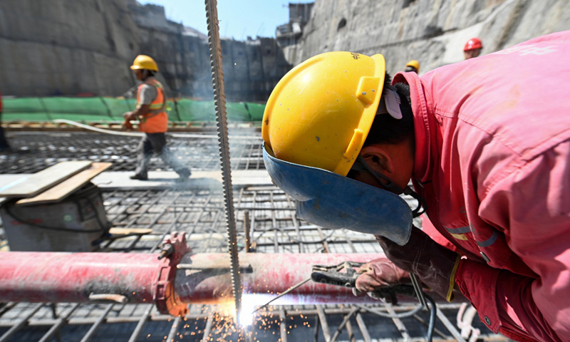 圖為5月31日，工人在烏東德水電站的二道壩工地施工。（新華社記者 陳曄華 攝）