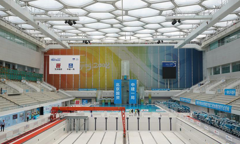 6月2日，國家游泳中心舉辦國企開放日主題活動，媒體和社會公眾來到正在進行冬奧工程改造的國家游泳中心，探秘“水立方”轉“冰立方”的施工方案，在“水立方”里體驗冰上項目的樂趣。 圖為6月2日，市民在改造中的國家游泳中心內參觀。（新華社記者 鞠煥宗 攝）