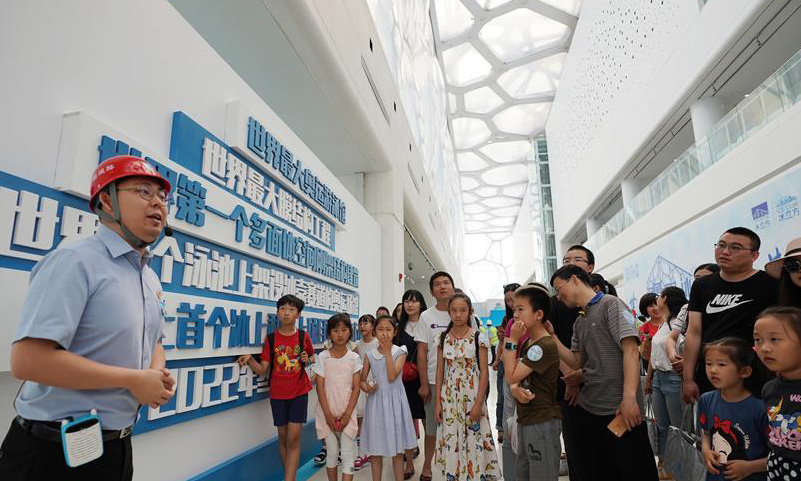 圖為　6月2日，中建一局的一名工作人員向參觀的市民介紹“水立方”轉“冰立方”施工情況。（新華社記者 鞠煥宗 攝）