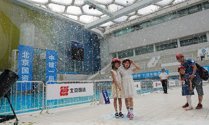 圖為6月2日，幾位市民在改造中的國家游泳中心內合影留念。（新華社記者 鞠煥宗 攝）