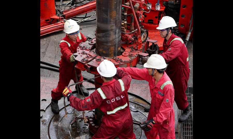 5月24日，“南海二號”鉆井班組在進行下套管作業。 （新華社記者 王毓國 攝）