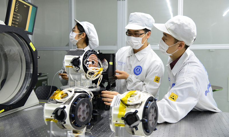 2009年，北斗三號工程正式啟動，衛星主要由航天科技集團五院抓總研制，據了解，今年還將再發射6-8顆北斗三號衛星，明年計劃發射2-4顆北斗三號衛星，至2020年底全面完成北斗三號系統建設。近日，中國航天科技集團有限公司五院508所裝調團隊通過工藝改進，不斷提升裝調質量、縮短裝調周期，以確保承研的北斗三號產品按時交付。截至目前，該所已經成功交付北斗三號相關產品10余套，在軌性能優異。圖為裝調測試現場。
