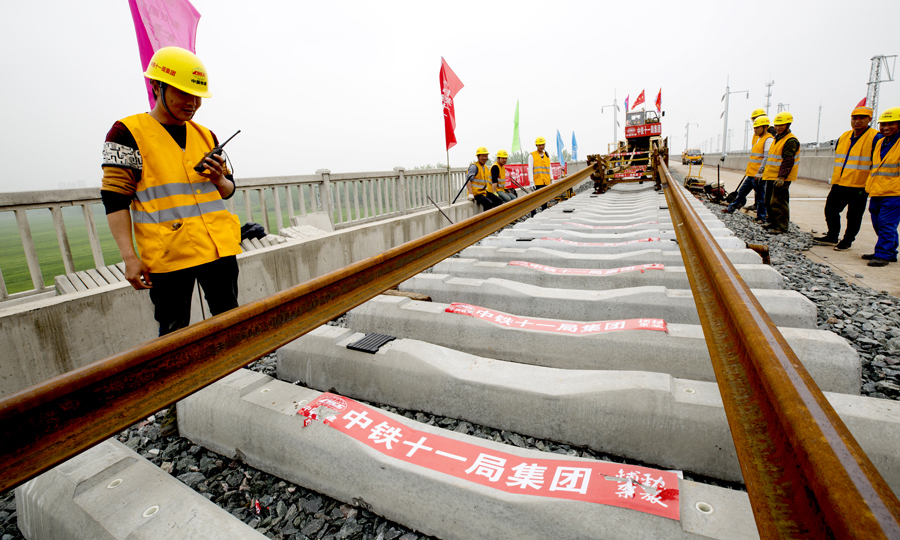 徐宿淮鹽鐵路是江蘇省構建“四縱四橫”高速鐵路網中橫跨蘇北腹地的重要一“橫”，有江蘇鐵路“金腰帶”之稱。途經徐州、宿遷、淮安、鹽城四市，正線全長316.27公里，設計時速250公里，全線設11座車站，其中新建7座客運站房。圖為鋪軌作業現場。
