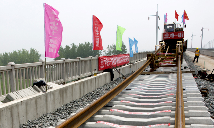 徐宿淮鹽鐵路與京滬鐵路、鹽通鐵路、連淮揚鎮鐵路相連，具有京滬鐵路第二通道的重要功能。建成通車后，將減輕京滬高鐵最繁忙的南段壓力，也將大大縮短蘇北到達南京、上海的時間，有利于蘇北革命老區加速融入長三角經濟圈。圖為已經鋪設好的軌道。