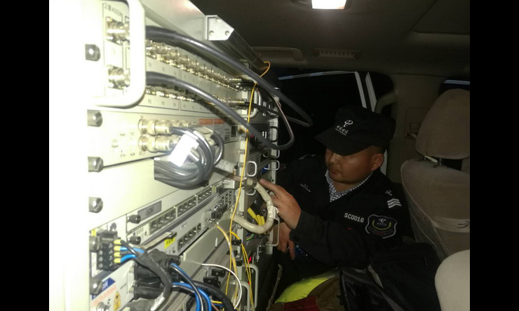 3月31日，中國電信涼山分公司出動了2輛應急通信車、7臺油機、12臺工程車以及70部衛星電話為現場指揮部提供通信保障，32名救援技術人員到達現場，15名保障人員負責外圍傳輸保障。圖為深夜， 中國電信通信保障人員在調測開通應急通信設備保障通信。