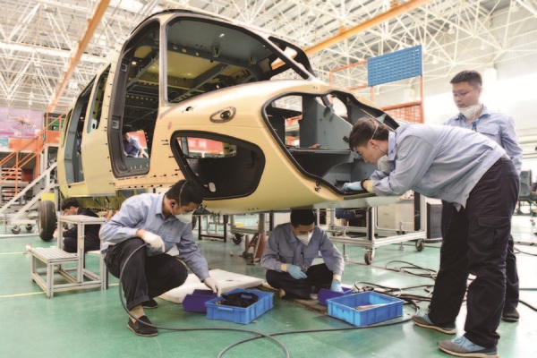 為實現首季“開門紅”，航空工業哈飛在對歷史數據進行統計分析的基礎上，持續優化全年科研生產計劃安排和各項資源配置，根據階段性任務目標，以鉚接、總裝及橫向需求拉動為原則，統籌各零件生產車間能力，確保各型號零件保質保量按時交付，為實現全年均衡生產目標奠定堅實基礎。圖為近日，工作人員在車間工作。