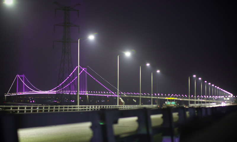 夜幕下，虎門二橋項目兩座超千米級大橋，橫跨珠江大沙水道和坭州水道，在3000多盞橋面和景觀照明燈的映射下，流光溢彩、五彩繽紛，宛如一條熠熠閃亮的巨龍。圖為虎門二橋項目夜景。