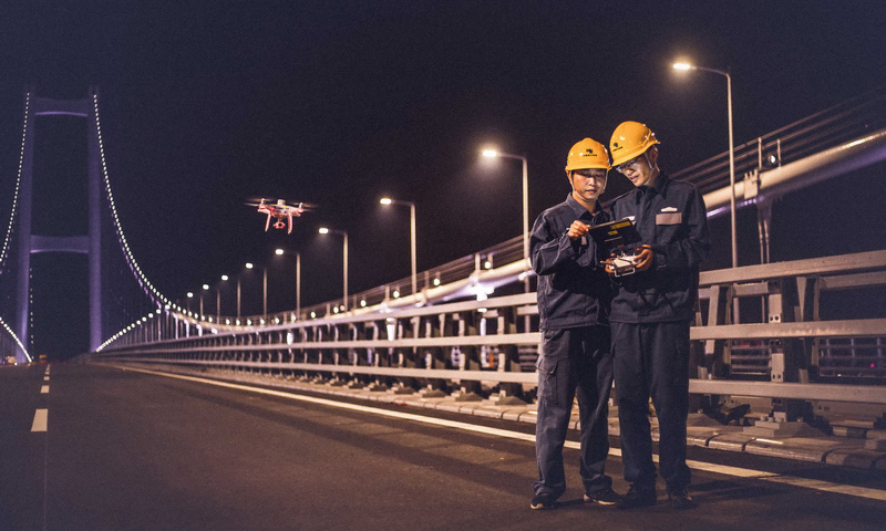 在大橋電力供應保障工作中，5G無人機智能巡檢應用精彩亮相，這在全國尚屬首次。圖為虎門二橋項目調試亮燈現場。