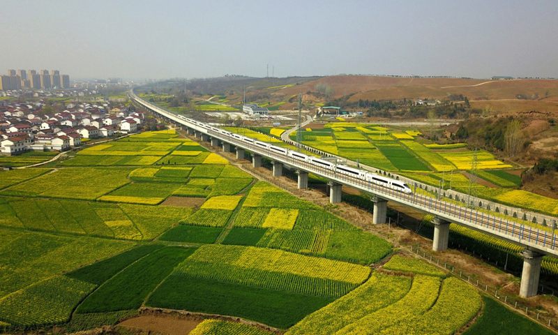 圖為3月20日，動車組列車行駛在西成高鐵陜西漢中洋縣段。新華社發（唐振江 攝）