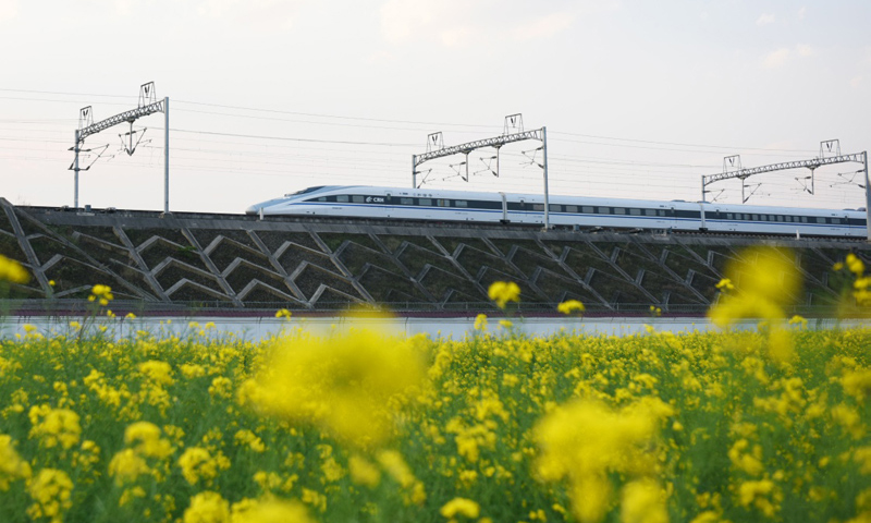 圖為3月20日，一列動車組列車在滬昆高鐵貴州關嶺段行駛。（新華社記者 楊文斌 攝）