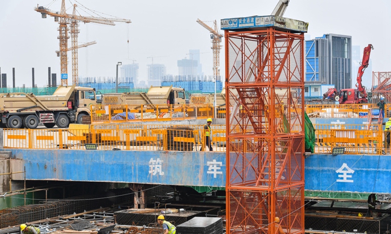 3月15日，工人在深圳前海蛇口自貿區10號冷站建設現場施工。該冷站建成運營后，周邊的樓宇將由這里集中供冷。（新華社記者 劉大偉 攝）