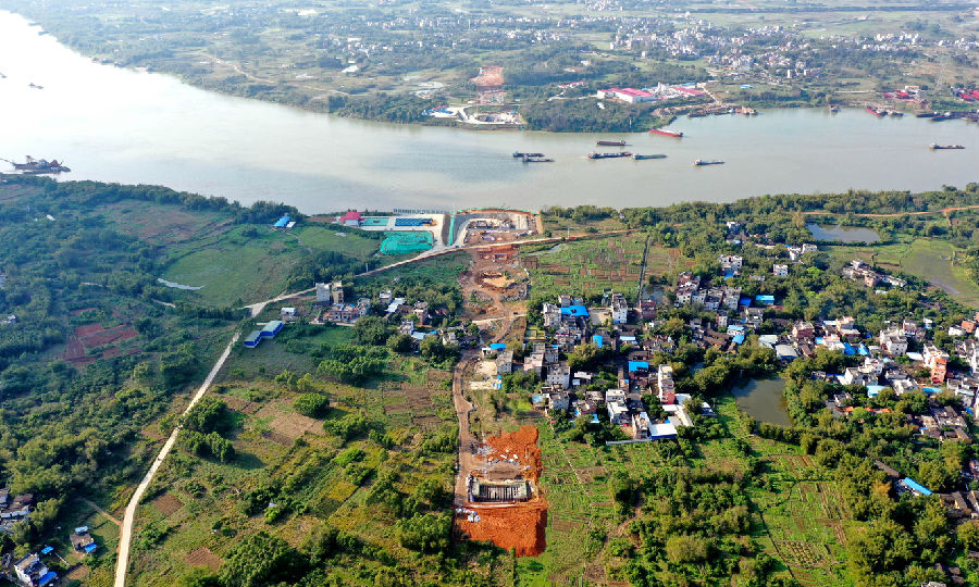 在鋼管混凝土拱橋施工建造領域，廣西北部灣投資集團有限公司掌握關鍵核心成套技術，先后承建了安徽太平湖大橋、四川合江長江一橋，相繼創造了“世界第一拱”的記錄。今年，鋼管凝土拱橋關鍵技術獲國家科學進步二等獎。平南三橋將成為我國拱橋發展史上的又一里程碑。圖為施工現場全景圖。（黃煥亮 攝）