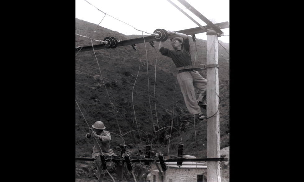圖為上世紀70年代，橫琴島電力工人在維修供電線路。