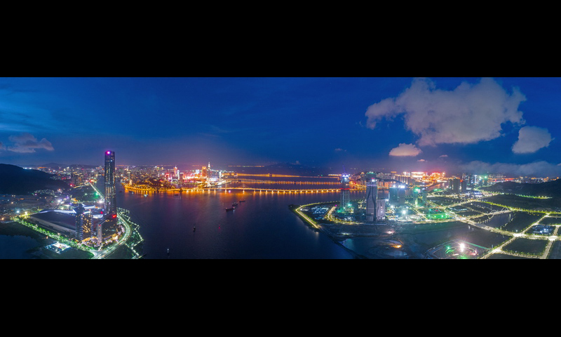 2019年3月5日，珠海建市40周年。夜晚的港珠澳大橋、日月貝、十字門流光溢彩，無處不在的電網讓珠海變得五光十色，與一水之隔的澳門交相輝映。圖為珠港澳夜景。