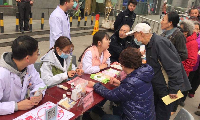 圖為中國航發西航的志愿者開展健康義診，用豐富多彩的志愿活動服務身邊人。