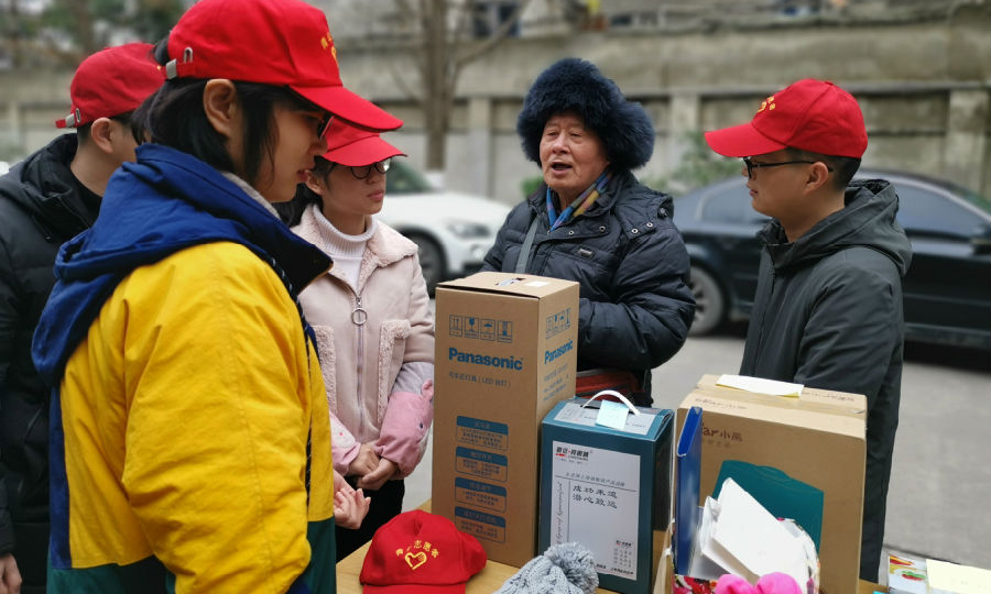中國航發渦輪院組織青年將閑置家電、生活用品等進行義賣，將義賣所得收益用于捐助貧困地區的學生。