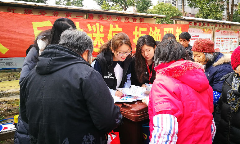 3月5日是全國第55個學雷鋒紀念日，也是第19個中國青年志愿者服務日。連日來，中國航發各直屬單位和航發青年志愿者開展義務勞動、送溫暖等志愿服務活動，以實際行動傳承雷鋒精神。圖為中國航發商發學雷鋒志愿服務隊走進社區開展垃圾分類主題宣講，給居民普及垃圾分類知識，為共建美麗中國作出貢獻。