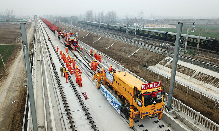 近日，我國華東地區第二條快速客運通道——商（丘）合（肥）杭（州）高鐵開始進入全面鋪軌階段。中國鐵建所屬中鐵十八局五公司承建高合杭高鐵504公里的軌道鋪設任務及土建、架梁和無砟軌道等工程。商合杭高鐵北起河南商丘，向南經安徽阜陽、合肥、蕪湖，直抵浙江杭州的商合杭高鐵全長794.55公里，其中安徽境內長677公里，設計時速達350公里。（徐輝 攝）