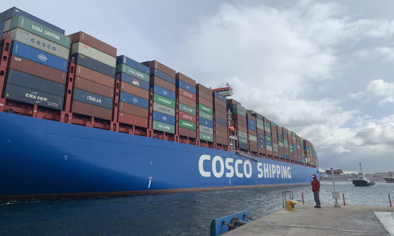 圖為2月15日，在希臘比雷埃夫斯港，“中遠海運雙魚座”輪進港。（新華社記者 于帥帥 攝）