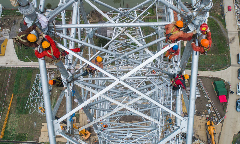圖為2月1日，施工人員正在新建鐵塔上進行施工作業。（新華社記者 徐昱 攝）