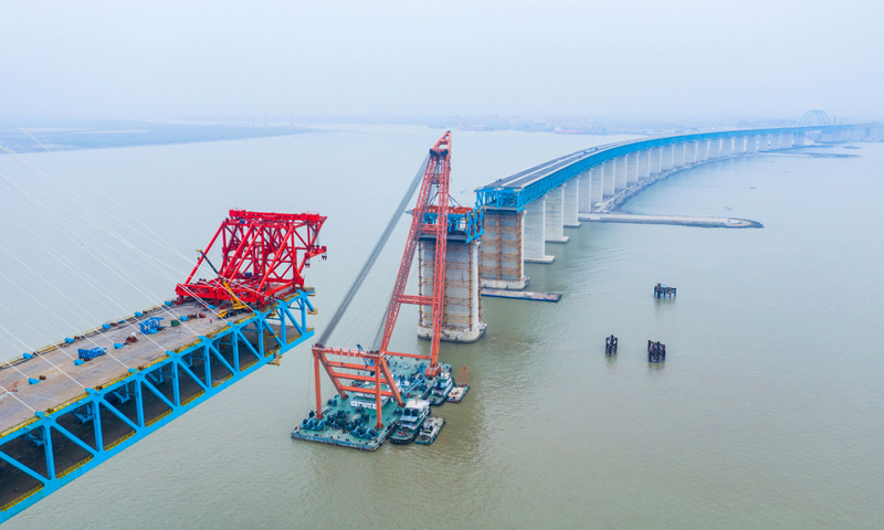 圖為1月29日，無人機拍攝的滬通長江大橋27號輔助墩第3段節間鋼梁吊裝施工現場。