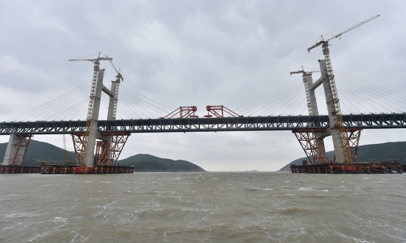 12月28日，平潭海峽公鐵兩用大橋大小練島水道橋鋼桁梁合龍。（新華社記者 林善傳 攝）