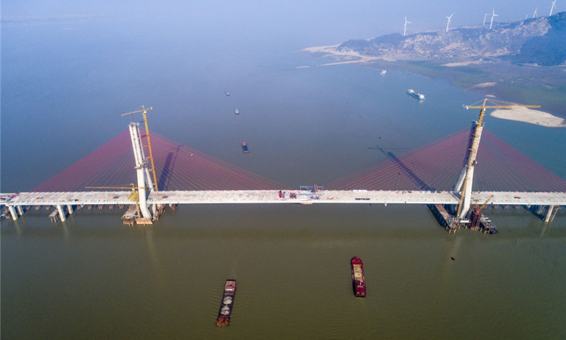 圖為11月28日拍攝的順利合龍的鄱陽湖二橋。新華社發（傅建斌 攝）