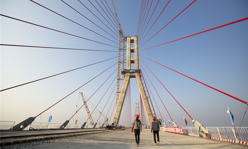 圖為11月28日拍攝的順利合龍的鄱陽湖二橋。新華社發（傅建斌 攝）