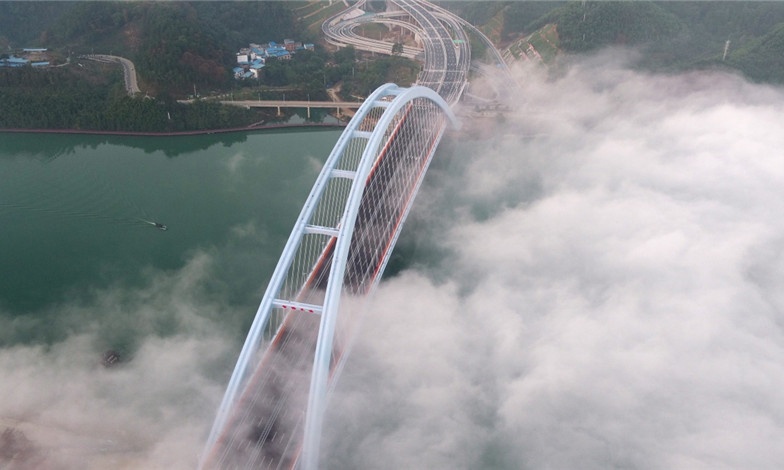 圖為11月27日拍攝的廣西柳州官塘大橋。新華社發（黎寒池 攝）