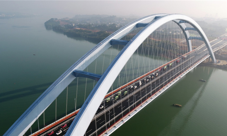 圖為11月27日，參加通車儀式的車輛通過廣西柳州官塘大橋。新華社發（黎寒池 攝）