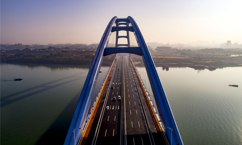 圖為11月27日，車輛行駛在廣西柳州官塘大橋。新華社發（李斌 攝）