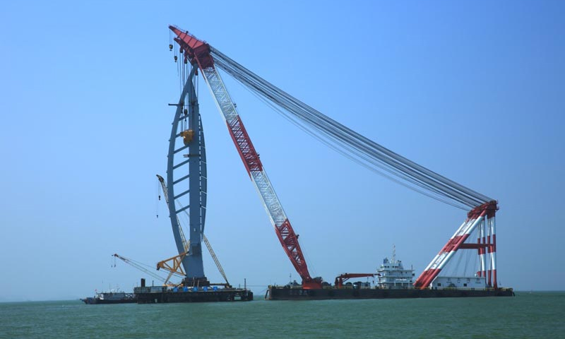 圖為2015年8月23日，江海直達船航道橋首個“海豚”塔成功吊裝。新華社發（港珠澳大橋局提供）