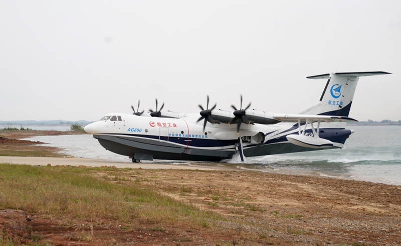 10月20日，中國自主研制的大型水陸兩棲飛機——“鯤龍”AG600在湖北荊門漳河機場成功實現水上首飛。至此，中國大飛機終于邁出“上天入海”完整步伐，建設航空強國輪廓愈發明晰。圖為“鯤龍”AG600在水面降落后駛向陸地。（新華社記者 程敏 攝）