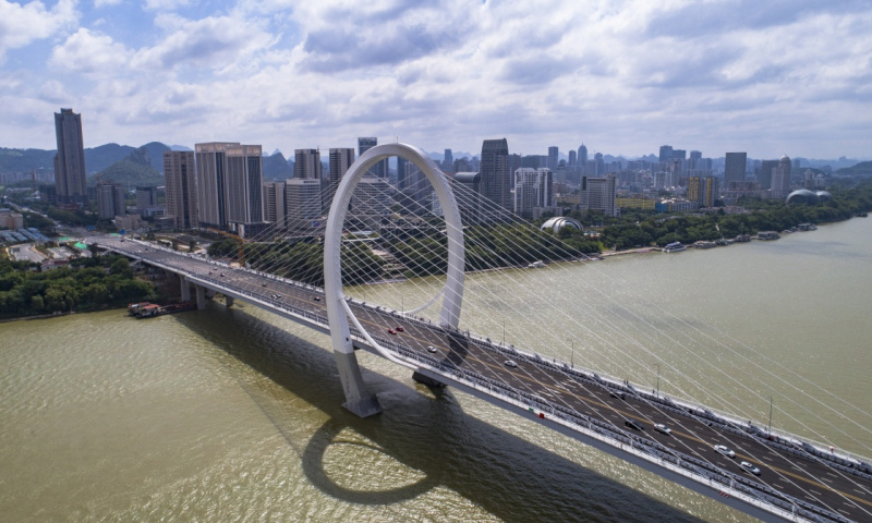 白沙大橋2015年5月開始施工，全長1920米，寬38米，主塔最高點達106米，為空間異形結構，是目前世界上最高、跨度最大的“反對稱結構斜拉橋”。圖為9月28日，車輛在廣西柳州市白沙大橋上行駛。新華社發（李斌 攝）