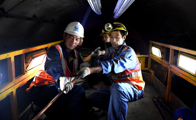 圖為9月24日，中鐵電氣化局的工作人員在鄭州軌道交通5號線隧道內進行作業。（新華社記者 李安 攝）