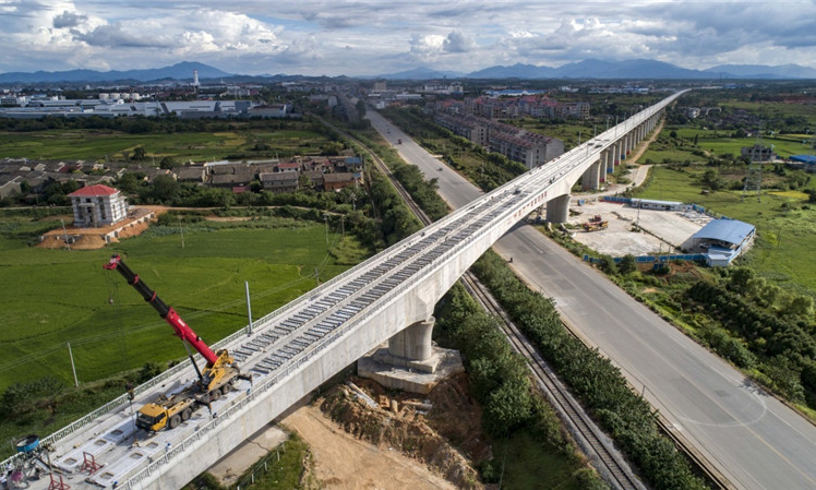 8月31日凌晨，經過中鐵十一局職工艱苦奮戰，昌贛高鐵（南昌至贛州）3標段37.7公里無砟軌道在全線率先鋪通，為鋪軌打下了基礎。（新華社記者 杜華舉 攝）