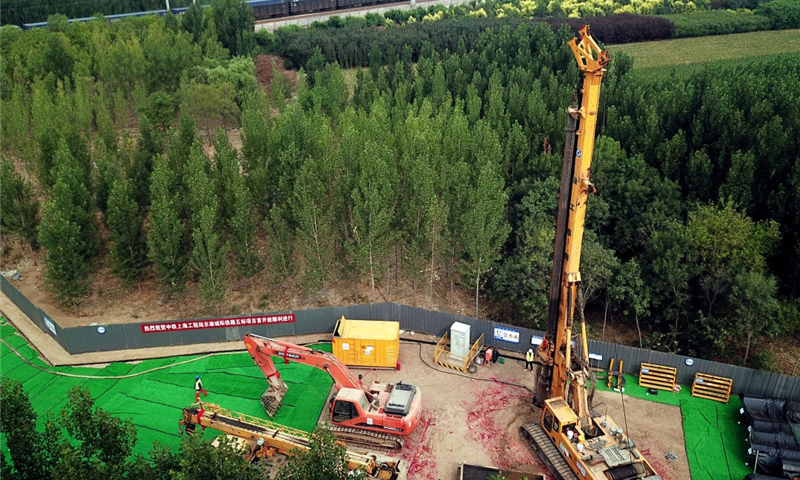 7月4日拍攝的京雄城際鐵路河北霸州段施工現場。（新華社記者 王曉 攝）