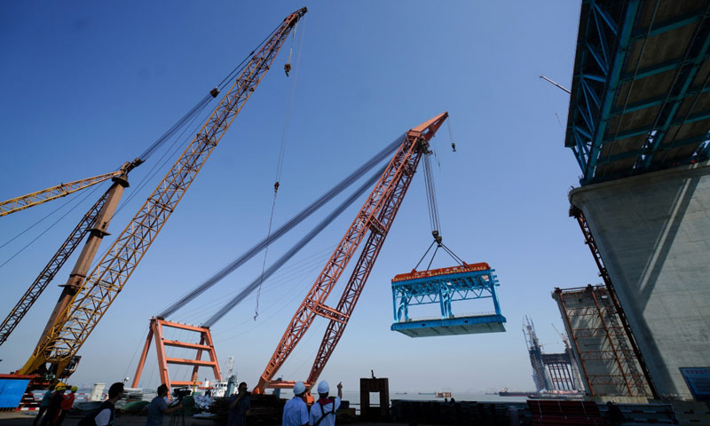 6月1日，滬通長江大橋首個超千噸大節段鋼梁架設施工現場。（新華社記者 李響 攝）