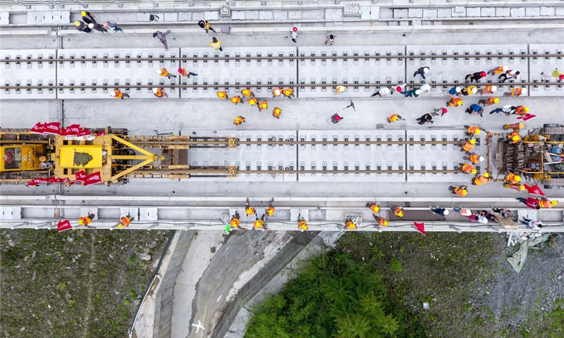 5月30日，中鐵四局的建設者在四川省宜賓市興文縣境內進行鋪軌作業。（新華社記者 薛玉斌 攝）