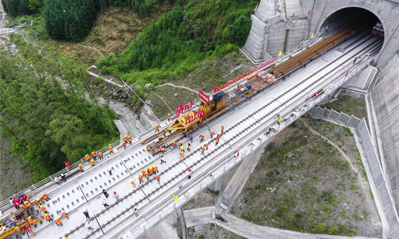 5月30日，中鐵四局的建設者在四川省宜賓市興文縣境內進行鋪軌作業。（新華社記者 薛玉斌 攝）
