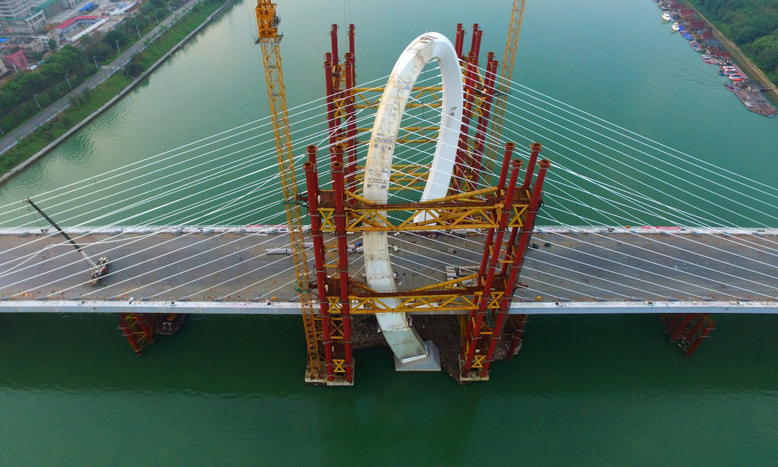 5月29日，由中鐵上海局承建的廣西柳州白沙大橋主橋主體完工。新華社發（黎寒池 攝）