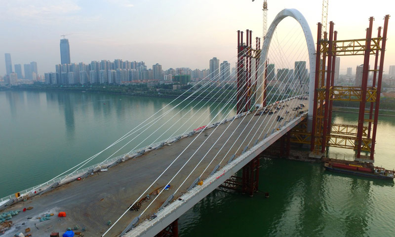 這是5月29日無人機拍攝的建設中的柳州白沙大橋。新華社發（黎寒池 攝）